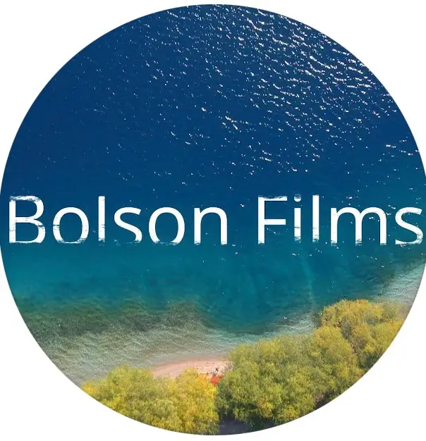 vista elevada de una playa y lago turquesa portada bolsonfilms